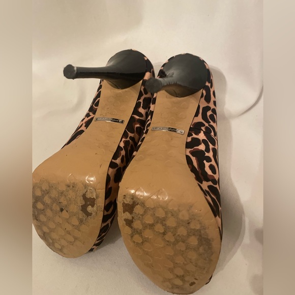 Size 9 satin and patent Betsey Johnson heels - Picture 5 of 5